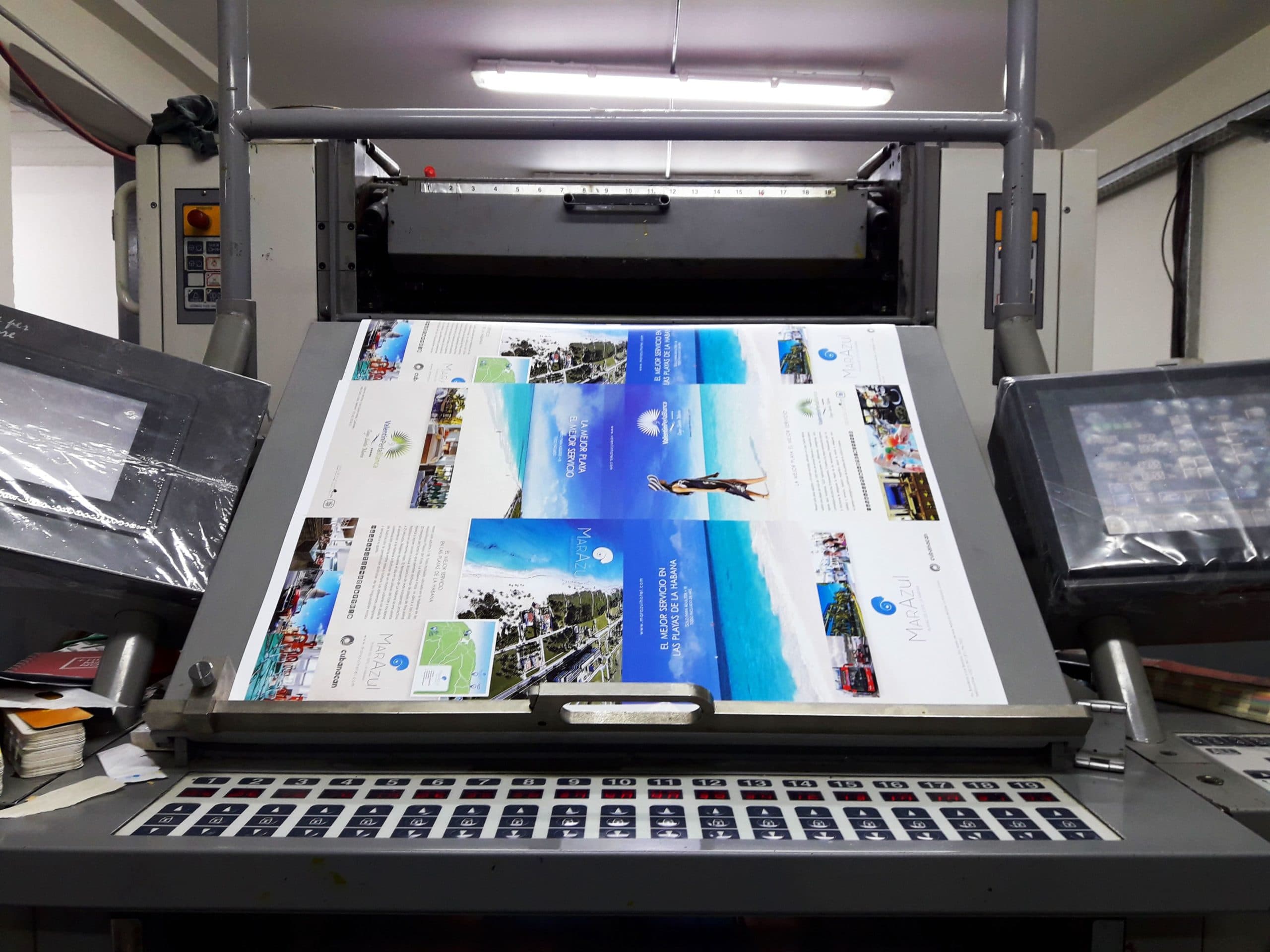 Máquina de impresión offset - imprimiendo material